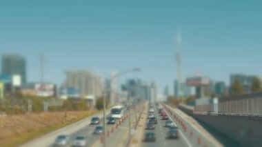 Karayolu trafik girerek şehir