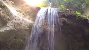 Şelale güneşli gün görünümü