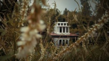 Nehirde yüzen tekne-evi