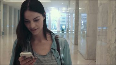 Bir sms metin sohbet yapan Yong kadın
