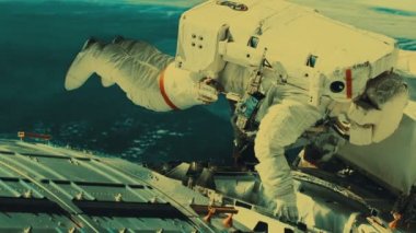 Uzay istasyonunda tamirat yapmak astronot