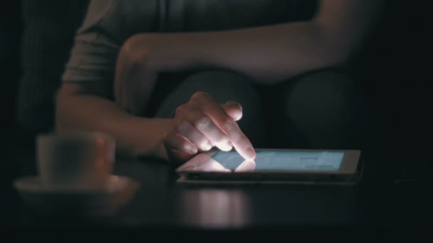 Mujer usando tableta pc — Vídeos de Stock