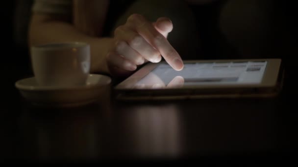 Femme utilisant un comprimé pc la nuit 