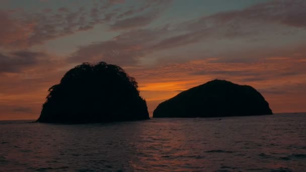 Проходячи маленький острів — стокове відео
