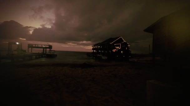 Bar en casa de madera en la playa — Vídeos de Stock