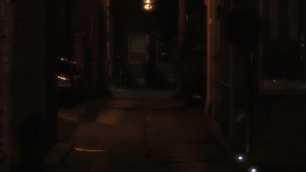 Voiture conduisant dans une ruelle sombre — Video