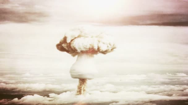 une bombe atomique qui explose .