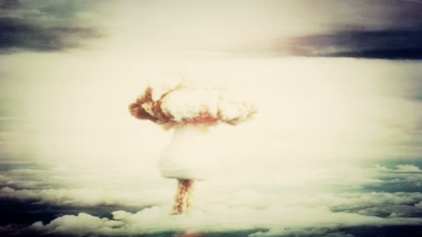 une bombe atomique qui explose .