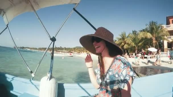 Frau lächelt auf einem Boot — Stockvideo