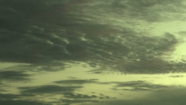 Aube nuageuse Lever de soleil sur l'océan 