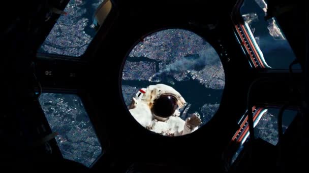 Astronaut golven aan andere astronauten — Stockvideo