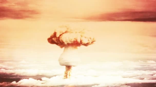 une bombe atomique qui explose .