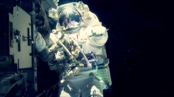 Astronauta tomando una caminata espacial — Vídeo de stock