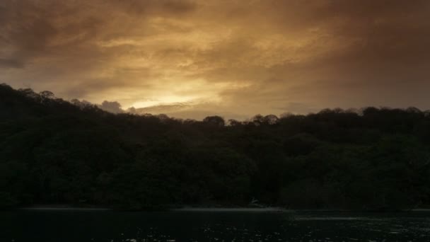 建立在日落时分拍摄的一个小岛 — 图库视频影像