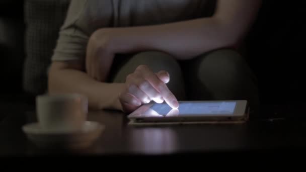 Mujer usando una tableta PC por la noche — Vídeo de stock