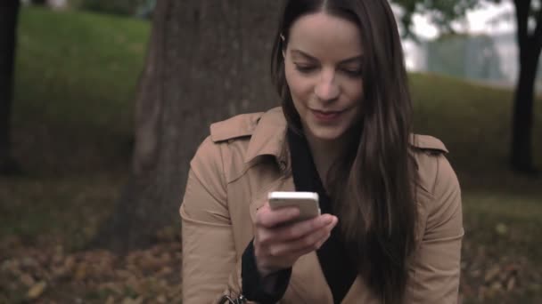 Žena pomocí svého chytrého telefonu — Stock video