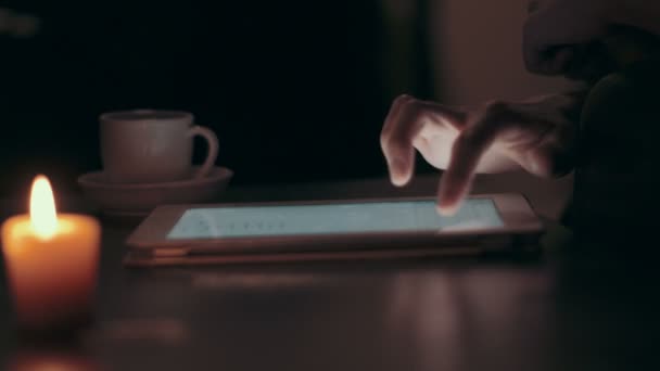 Γυναίκα χρησιμοποιώντας ένα tablet pc — Αρχείο Βίντεο