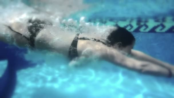 Mujer nadando bajo el agua — Vídeos de Stock