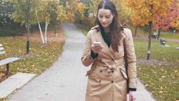 Mujer feliz disfrutando de un sms chat — Vídeos de Stock