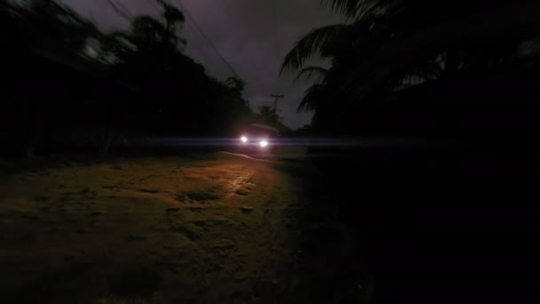 Někdo šel po cestě v noci. — Stock video