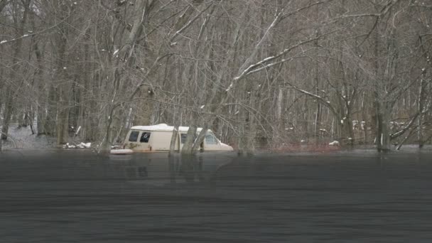 Bil i vattnet efter översvämning — Stockvideo
