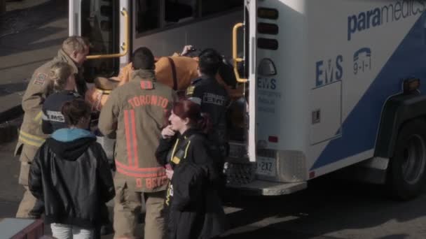 Équipages d'urgence au centre-ville de Toronto — Video