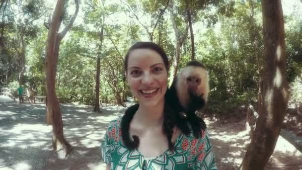 Bir ormandaki bir maymunla duran kadın — Stok video