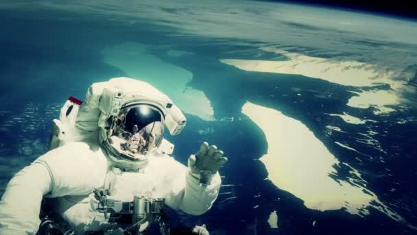 Astronaut winkt während eines Weltraumspaziergangs. — Stockvideo