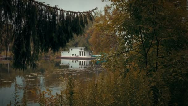 Houseboat galleggiante sul fiume — Video Stock