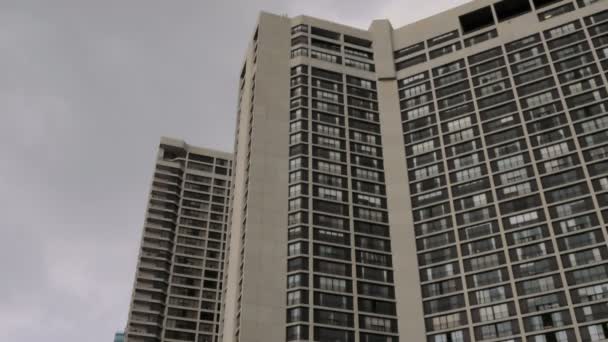 Típico edificio de apartamentos en el centro — Vídeo de stock