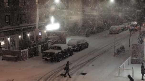 Straßenecke in der Stadt im Wintersturm — Stockvideo