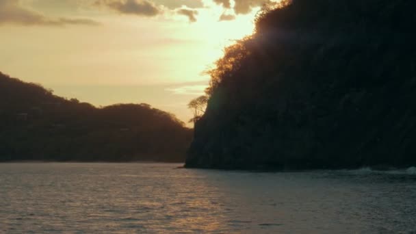 Passer un ensemble d'îles sur l'océan — Video