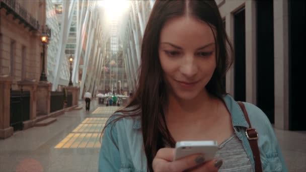 Vrouw bezig in een onderhoudende sms chat — Stockvideo