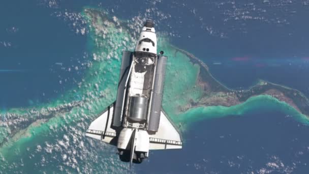 Transbordador espacial orbitando la Tierra — Vídeo de stock