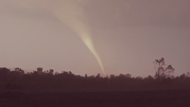 Tornado richtet Schaden an — Stockvideo