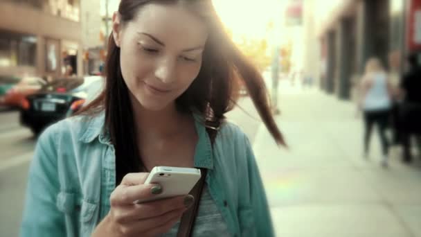 SMS van de vrouw op haar mobiel. — Stockvideo