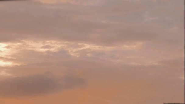 Schöne Wolkenlandschaft bei Sonnenuntergang — Stockvideo