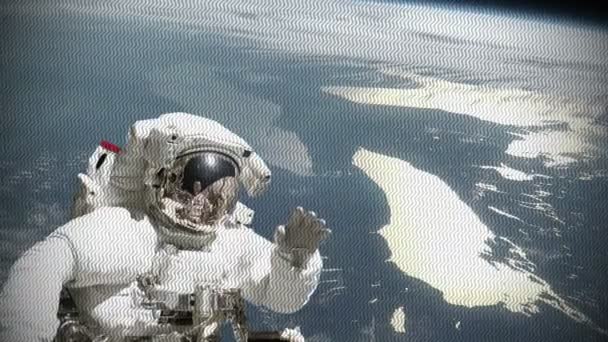 Astronauta fale na spaceru kosmicznego. — Wideo stockowe