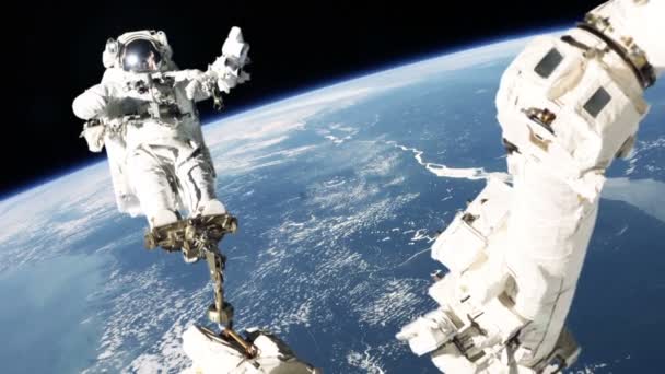 Astronauta reparando satélite en grúa — Vídeos de Stock