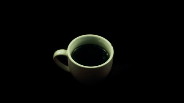 Cube de sucre tombant dans le café 