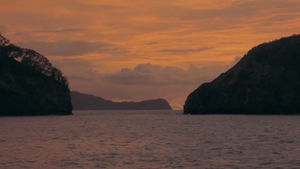 Прохождение набора островов по океану — стоковое видео