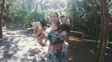 Kadın bir selfie almaya çalışır