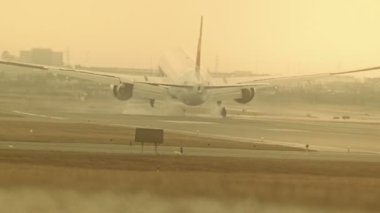 Gün batımında açılış jet