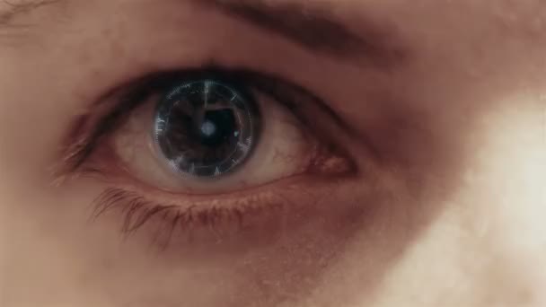 Vrouw oog elektronisch bijgehouden. — Stockvideo