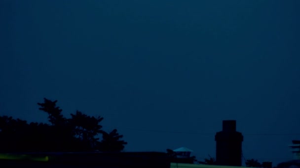Блискавка завдає удару по місту — стокове відео