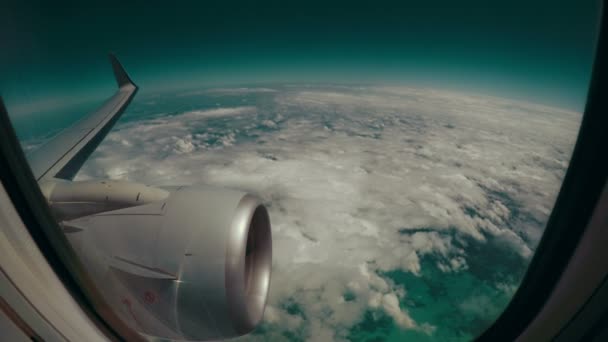 Πετώντας πάνω από τα σύννεφα σε ένα μεγάλο επιβατικό αεροσκάφος — Αρχείο Βίντεο
