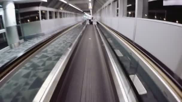 Interior de la escalera mecánica del aeropuerto — Vídeos de Stock