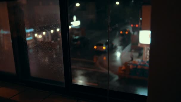 Esquina de la calle ocupada durante una tormenta — Vídeos de Stock