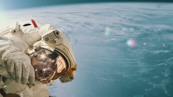 Astronauta tomando una caminata espacial . — Vídeos de Stock