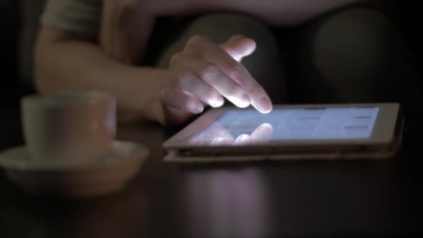 Mujer usando una tableta PC por la noche — Vídeo de stock